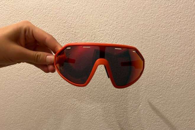 Casque de vélo et lunettes de vélo