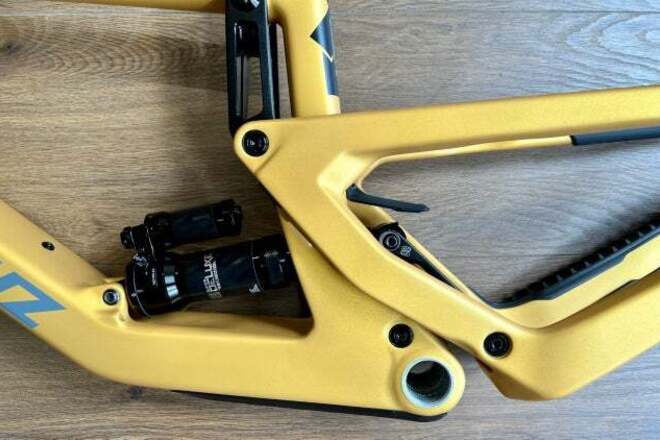2022 Santa Cruz Bronson CC-Rahmen (Größe L)