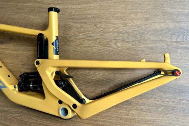 2022 Santa Cruz Bronson CC-Rahmen (Größe L)
